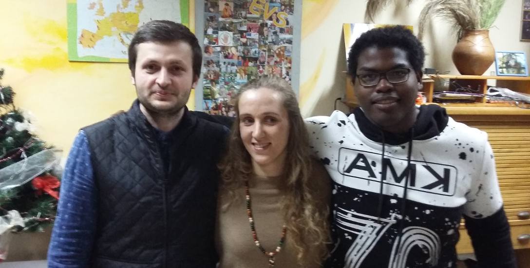 To nowi wolontariusze - Rivzana z Czeczenii, Ana z Portugalii i Marcello z Włoch.
