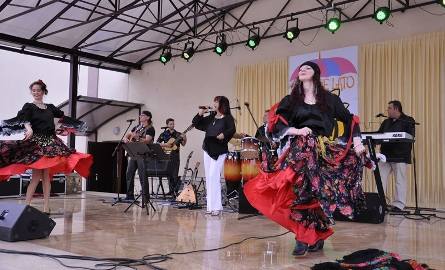 Rosyjska formacja "Samowar Show" zaprezentowała biesiadę rosyjską i cygańską.