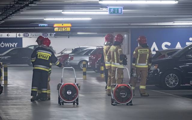 Poznań Avenida: Pożar samochodu osobowego na parkingu [ZDJĘCIA]