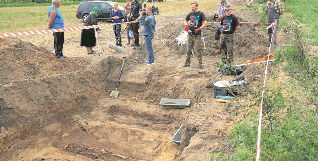 W Janowicach pod Kruszwicą odkryto szczątki 17 niemieckich żołnierzy. Pracownicy znaleźli również cztery pojedyncze groby niemieckich cywilów, których