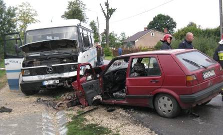 W piątek rano w Mostkach zderzyły się kursowy bus i volkswagen golf