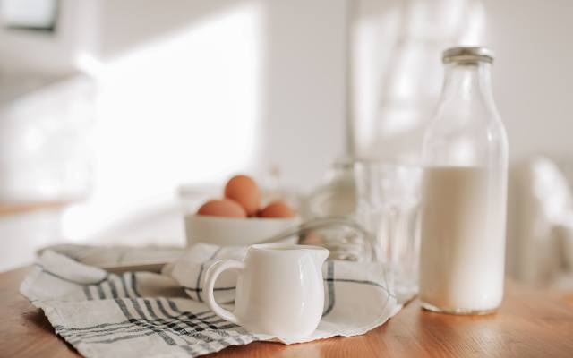 Które produkty mają więcej wapnia niż mleko? Wprowadź je do jadłospisu i wzmocnij kości. Co warto jeść przy osteoporozie lub próchnicy?