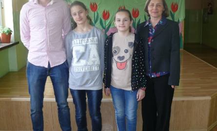 Od lewej Paweł Bień, wychowawca klasy, Julia Szymkiewicz, Magda Machnik i Barbara Włodarczyk, dyrektorka Szkoły Podstawowej w Kozłowie.
