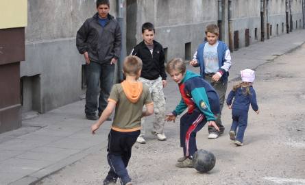 Najmłodsi mieszkańcy mogą pograć w piłkę tylko na drogach dojazdowych.