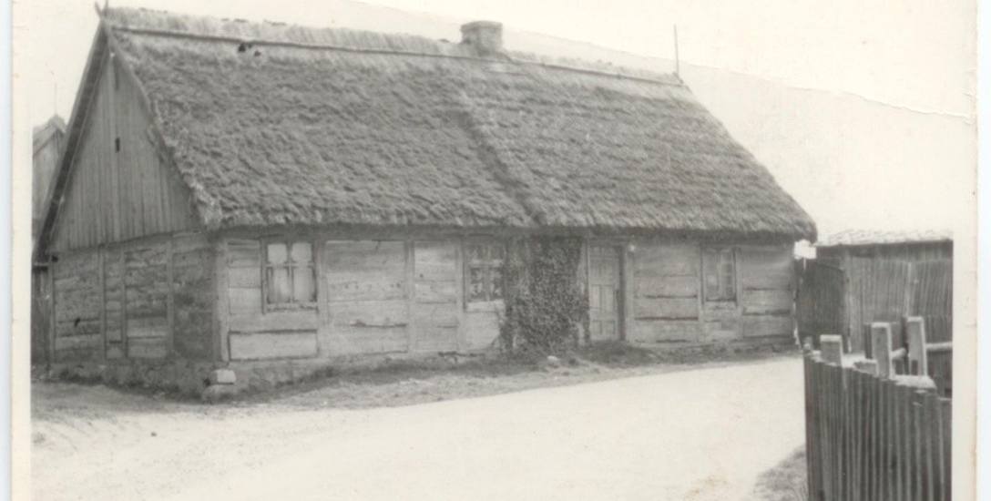 Drewniana chata w Lutowie z pierwszej połowy XIX z dachem siodłowym krytym strzechą. Te  uwiecznione na fotografiach też zapewne były strzeżone przed