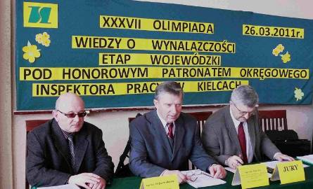 Komisja egzaminacyjna wojewódzkiego etapu Olimpiady Wynalazczości w Starachowicach. Od lewej: Wojciech Kleiman- rzecznik patentowy, Wit Flis- prezes