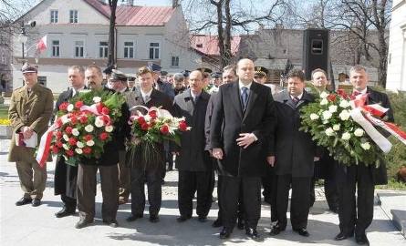 Delegacja z prezydentem Andrzejem Kosztowniakiem na czele zaraz złożą kwiaty pod tablicą