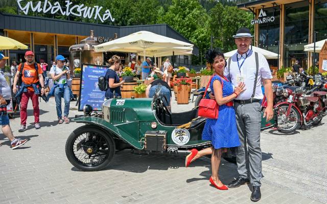 Oldtimery z Czech i Słowacji pod Gubałówką. Dzisiaj kolejny pokaz starych samochodów