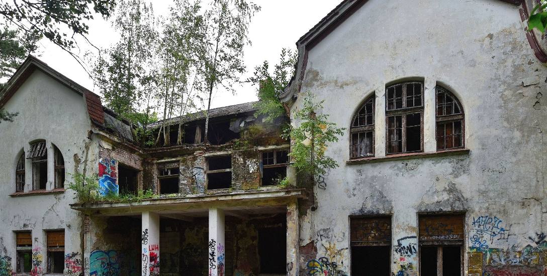 Zofiówka znajduje się dziś w stanie ruiny, trwa spór o własność ziemi i budynków.Adrian Grycuk, wikipedia.org CC BY-SA-3.0
