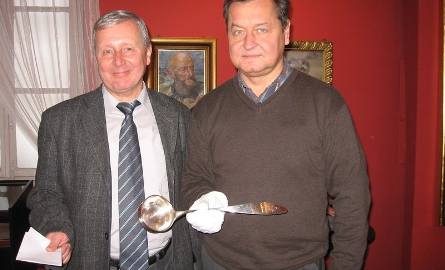 Ta łyżka to prawdziwy unikat – mówią Dariusz Magierek, prezes firmy Interfach i Adam Zieleziński, dyrektor Muzeum imienia Jacka Malczewskiego(z lewe