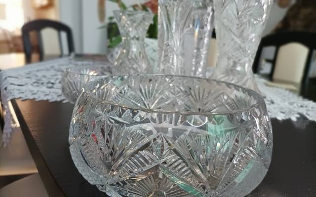 Kryształowe wazony i naczynia z PRL. Tyle można zarobić na starych kryształach. Zobacz zdjęcia i ceny