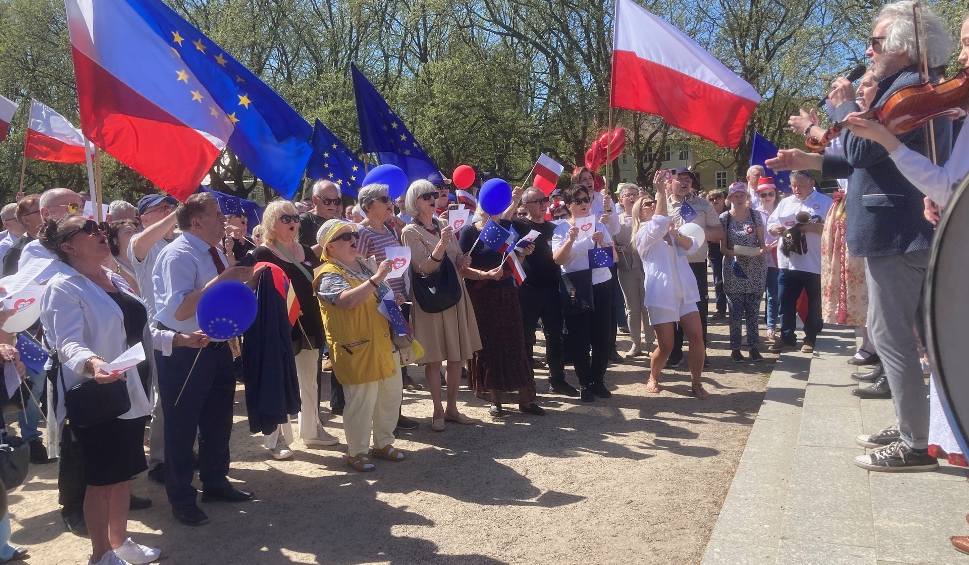 Film do artykułu: 20. rocznica wstąpienia Polski do Unii Europejskiej. Wspólne śpiewanie "Ody do radości" na Jasnych Błoniach