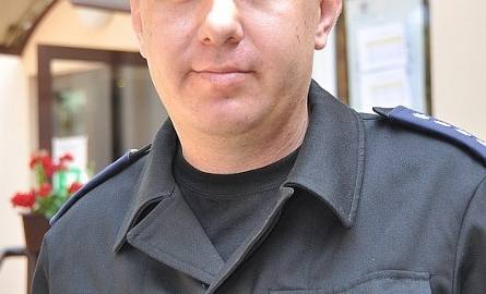Nadkomisarz Mariusz Przyborowski z Komendy Powiatowej Policji we Włoszczowie, „Policjant  Nadzorujący Pracę Dochodzeniowo – Śledczą 2011 Roku” pracuje