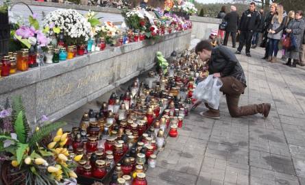 Wiele osób zatrzymywało się pod pomnikiem upamiętniającym pomordowanych przez Niemców na Firleju w czasie II wojny światowej by zapalić świeczkę.