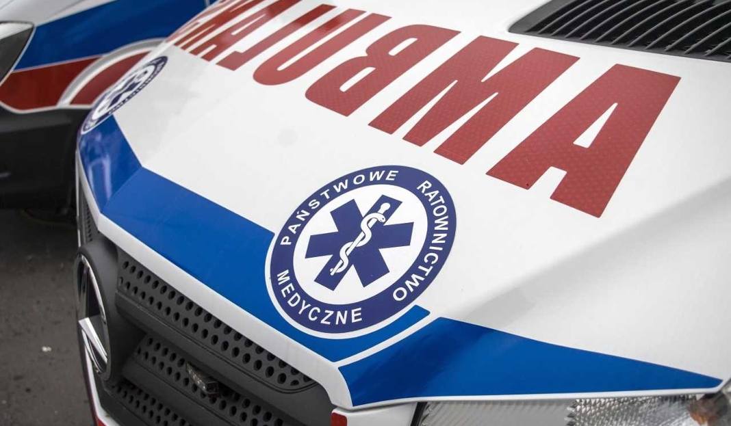 Mężczyzna uszkodził ambulans i próbował pobić ratowników