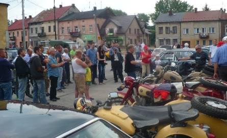 Na parkingu obok synagogi w Działoszycach nastąpiła prezentacja zabytkowych pojazdów. Wśród nich znalazło się kilka motocykli, które też były chętnie