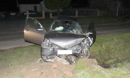 Parcewo: Wypadek. 20-latek stracił panowanie nad autem (zdjęcia)