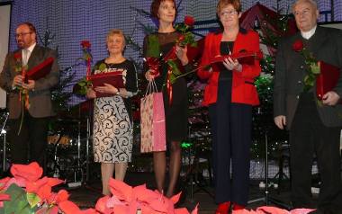 Nagrodzeni w dziedzinie kultury: (od lewej) Zbigniew Woldański, Teresa Trepka, Iwona Dusza, ksiądz Daniel Wojciechowski.