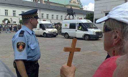 Krzyż przed pałacem prezydenckim (zdjęcia). Jednak zostaje. Relacja LIVE