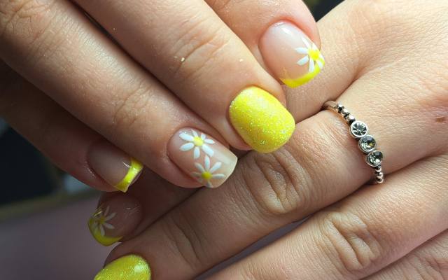 Jak pomalować paznokcie w maju? Zobacz inspirujące propozycje!