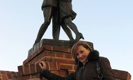 Beata Urban była filmowana przez ekipę telewizyjną m.in. przy rzeźbie  ułana i dziewczyny