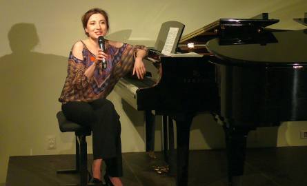 Emilia Sitarz nie tylko grała, ale i zapowiadała utwory.