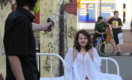 Igraszki z prostytutką na Rynku w Pakości, czyli festiwal teatrów ulicznych (foto)