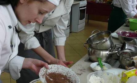 Katarzyna Bednarczyk i Kamila Karczewska w trakcie przygotowywania naleśników, jednego z Szydłowianki najlepsze w konkursie kulinarnym