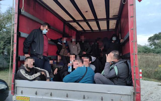 Akcja straży granicznej w Kostrzynie nad Odrą. Zatrzymano auto dostawcze pełne imigrantów
