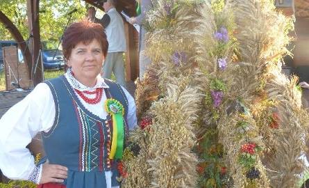 Halina Fidor, kierownik Zespołu Pieśni i Tańca Sorbin ze zwycięskim wieńcem z tej wsi. Będzie reprezentował gminę Bliżyn na powiatowym święcie plonó