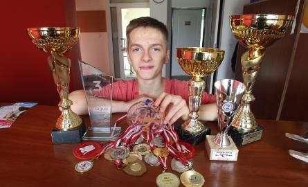 Szymon Pacholec ze Studia Tańca Verso zajął pierwsze miejsce i tytuł Mistrza Polski w kategorii show dance powyżej 16 lat. Nieustannie trzyma wysoki