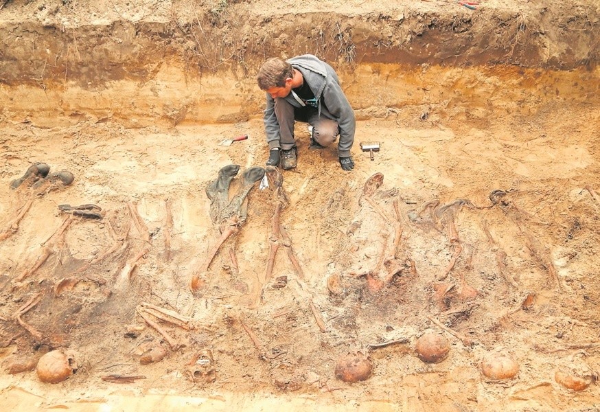 Archeolodzy odkryli w Błotnie mogiłę ze szczątkami około 20 osób