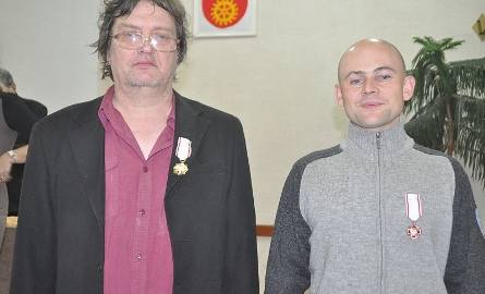 Zbigniew Kusztal ( z lewej) oddał już 45 litrów krwi, Robert Wychowaniec – 12,5 l krwi. Obaj otrzymali Odznaki Honorowe PCK