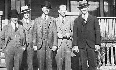 Synowie Rozalii i Konstantego. Od lewej: Jan, Kazimierz, Feliks, Tadeusz i Józef, właściciel młyna w USA, przed którym zrobiono zdjęcie