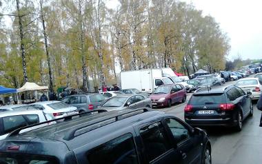 Na cmentarzu na Piaskach w Kielcach trudno o wolne miejsce parkingowe.