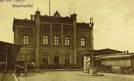 Główny gmach dworca na pocztówce z początków XX wieku