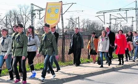W Marszu Pamięci wzięła udział liczna grupa młodzieży ze szkół gminy Sędziszów, nauczyciele, samorządowcy, członkowie Młodzieżowej Rady Miejskiej w