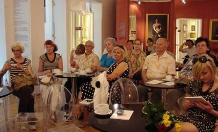Uczestnicy wieczoru słuchali wierszy radomskiego poety z zainteresowaniem.
