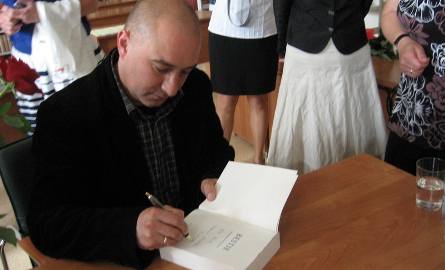 Fot. -  Rpluzanski 2Po spotkaniu Tadeusz M.Płużański podpisywał swoją książkę