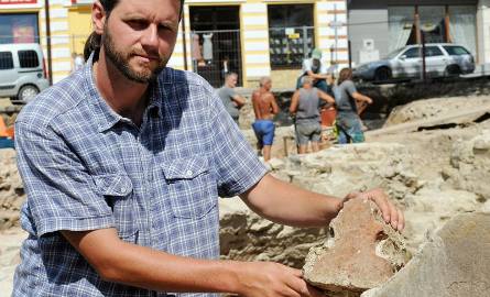 Piotr Kotowicz, kierownik badań archeologicznych na „małym rynku” ma nadzieję, że przed archeologami jeszcze niejedno odkrycie. A może nawet dokopią
