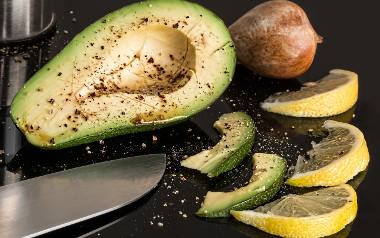 Przepis na guacamole jest niezwykle prosty. Wystarczy awokado, odrobina soli i soku z cytryny.