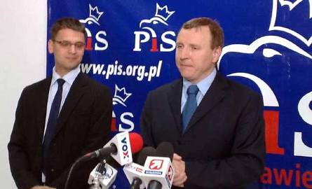 Mariusz Kamiński (z lewej), były rzecznik klubu parlamentarnego PiS towarzyszył dzisiaj Jackowi Kurskiemu.