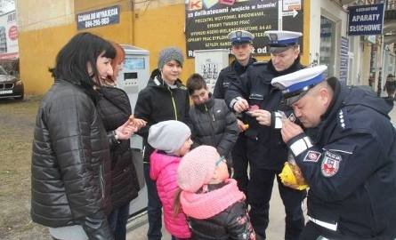 Grupa z Sędziszowa spotkała policjantów na ulicy Warszawskiej w Kielcach. Aspirant sztabowy Tomasz Królak, który jest kawalerem Orderu Uśmiechu od razu