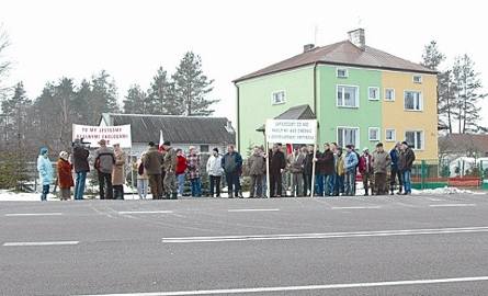 W Raczkach kilkunastu mieszkańców protestowało przy drodze z Augustowa do Suwałk