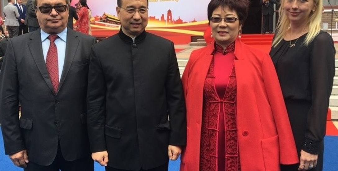 Adam Marszałek z ambasadorem Chin w Polsce  Liu Guangyuan i jego żoną Peng Yuying