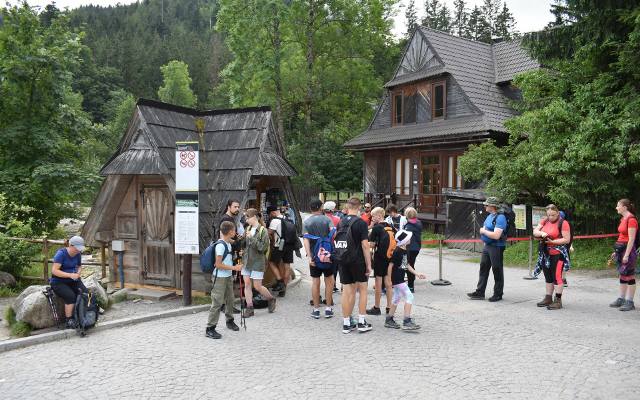Tłumy na szlakach w Tatrach. Zaskakujący widok przy kolei na Kasprowy Wierch
