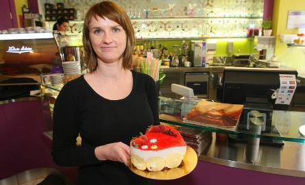 Katarzyna Młodawska z kawiarni Cremova w Kielcach zachęca zakochanych do spróbowania lodowego tortu.