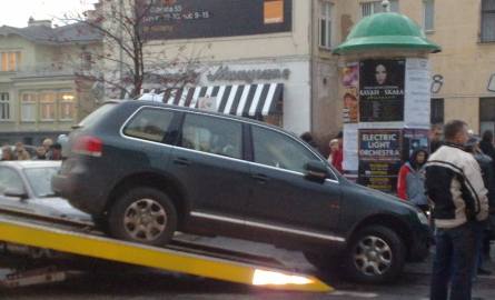 Kilkanaście tramwajów utknęło na Gdańskiej przez źle zaparkowany samochód