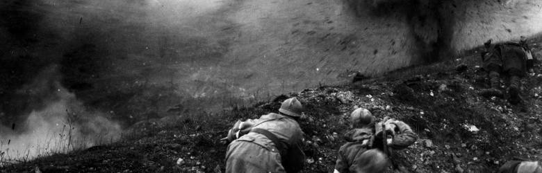 Bitwa pod Verdun, zwana przez żołnierzy obu stron „maszynką do mięsa”. Łączne straty wyniosły prawie 700 tys. ludzi. Rok 1916
