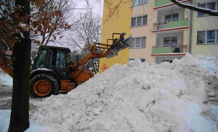 Przy blaszaku od ulicy Czerkaskiej rośnie śnieżna góra. Jeszcze trochę, a dzieciaki zaczną robić sobie w niej tor saneczkowy.